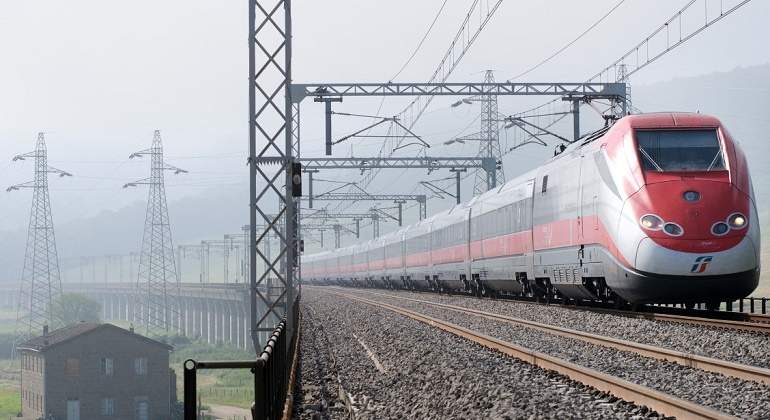 hitachi-train-trenitalia-freciarossa-770x420.jpg