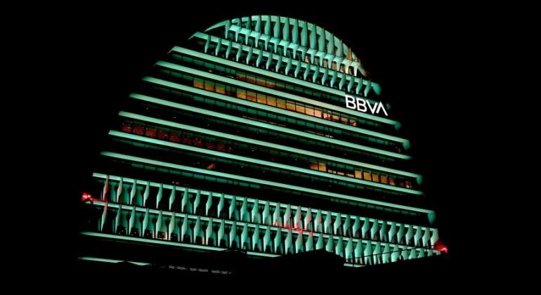 La Vela iluminada de verde Ciudad BBVA