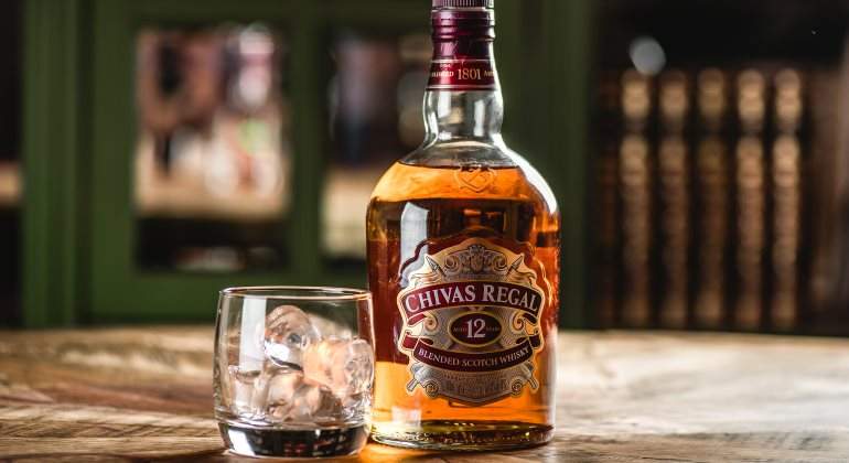 chivas-regal-botella-vaso-770-dreamstime.jpg