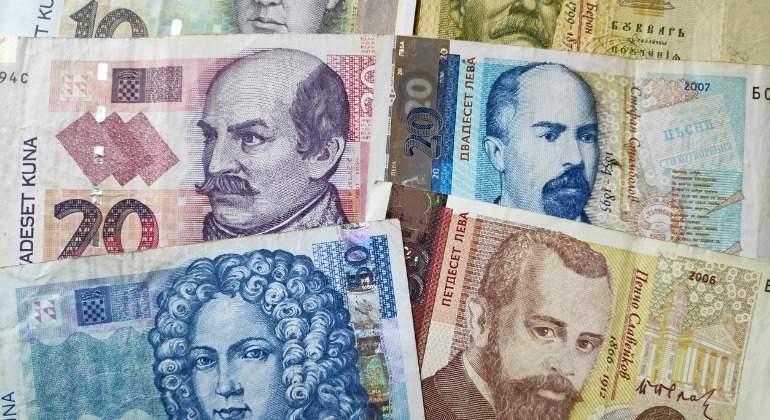 stack-of-croatian-kuna-and-bulgarian-lev-picture-id1149083641.jpg