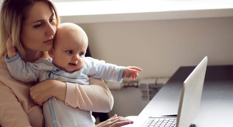 madre-bebe-portatil-dreamstime.jpg
