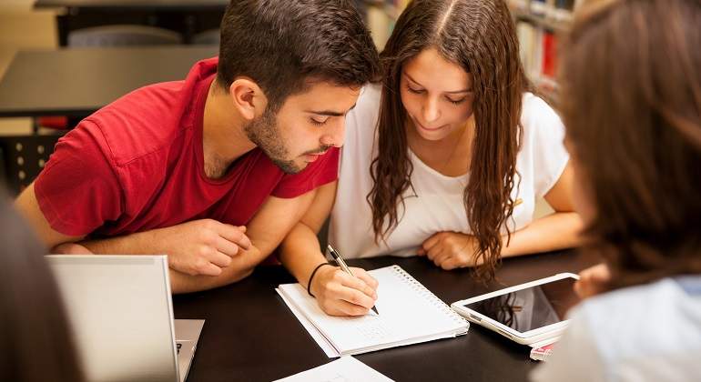 FOTO3-RECURSO-BECAS-GRADO-Fund-la-Caixa.jpg