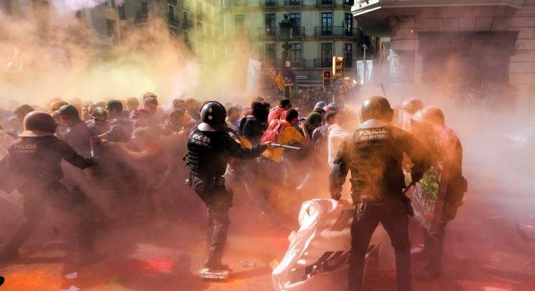Tensión y cargas en la manifestación policial en Barcelona por el boicot de independentistas