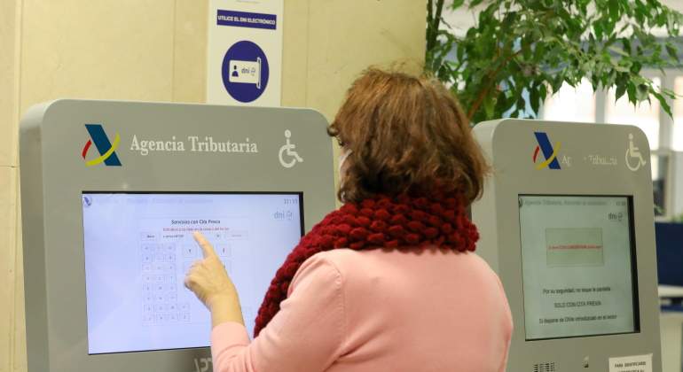 mujer-pide-cita-agencia-tributaria-oficina-ep.jpg