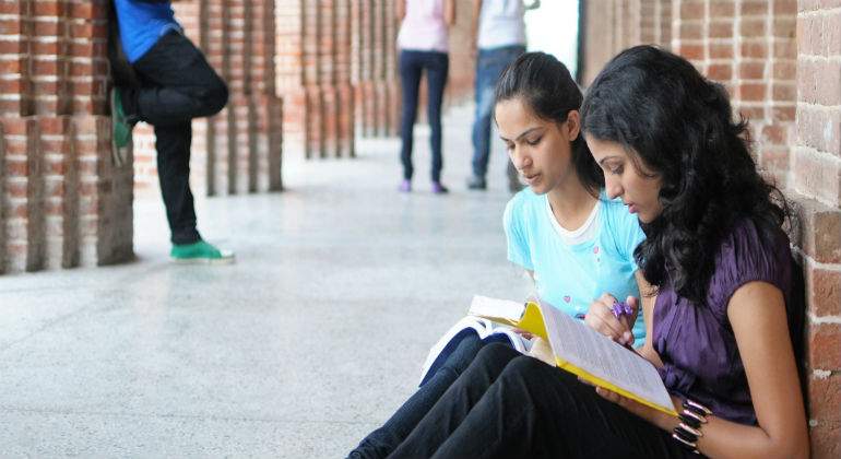 Soportal-estudiantes-sentadas-leyendo1111.jpg