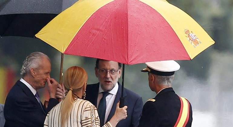 rajoy-cifuentes-paraguas-efe.jpg
