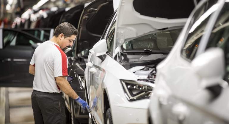 seat-empleado-cadena-montaje.jpg