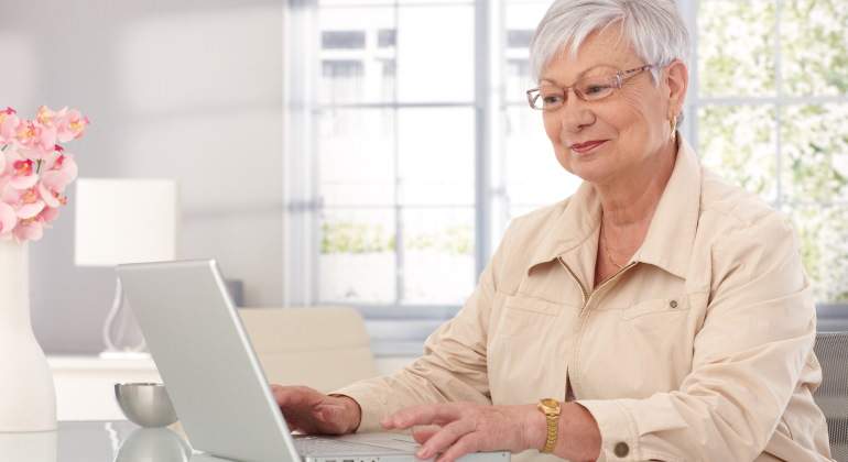pensionista-mujer-ordenador-blanco-dreamstime.jpg