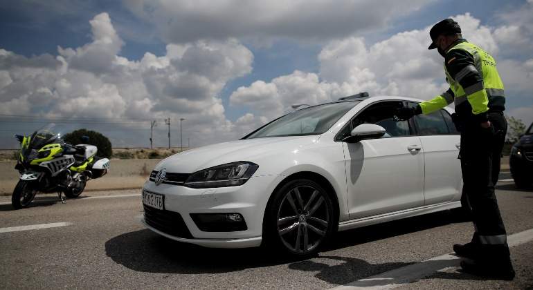 EuropaPress_2786512_guardia_civil_da_alto_vehiculo_punto_kilometrico_19_a6_paso_capital_regular-1.jpg