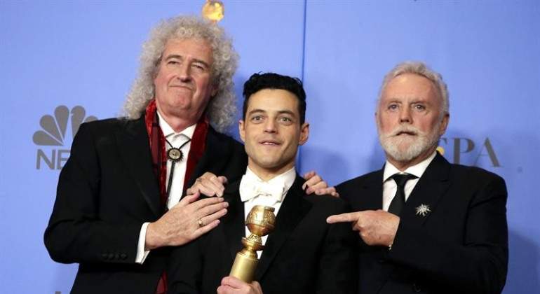 rami-alek-globos-oro-posa-brian-may-efe.jpg