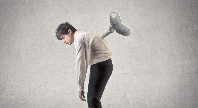 trabajador-dar-cuerda-dreamstime.jpg