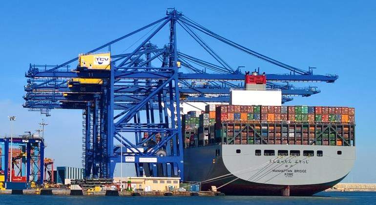 puerto-barco-carga-contenedores-grua-770.jpg
