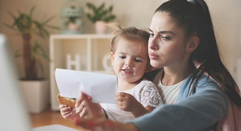 madre-bebe-papel-dreamstime.jpg