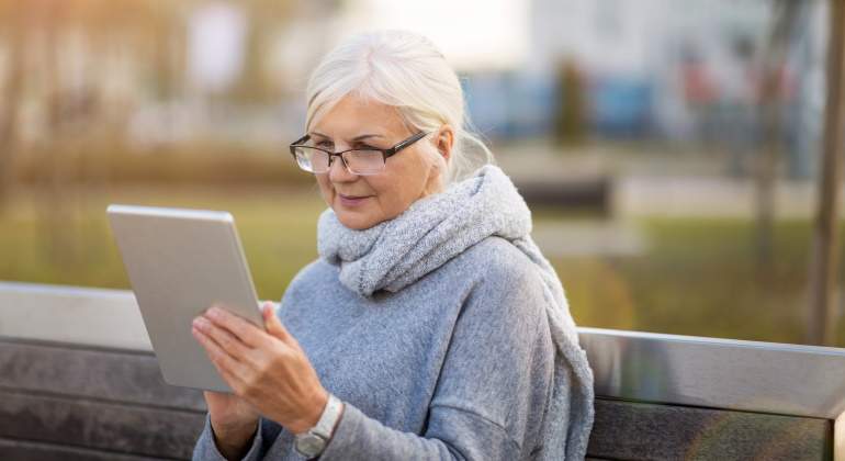 jubilada-tablet-banco-dreamstime.jpg