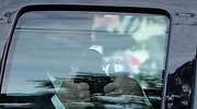 Trump se pasea en coche por las inmediaciones del hospital donde está ingresado para saludar a sus seguidores