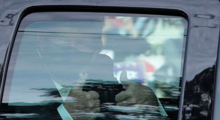 trump-saluda-coche-mascarilla-hospital-reuters.jpg