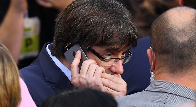 puigdemont-carles-movil-mano-reuters.jpg