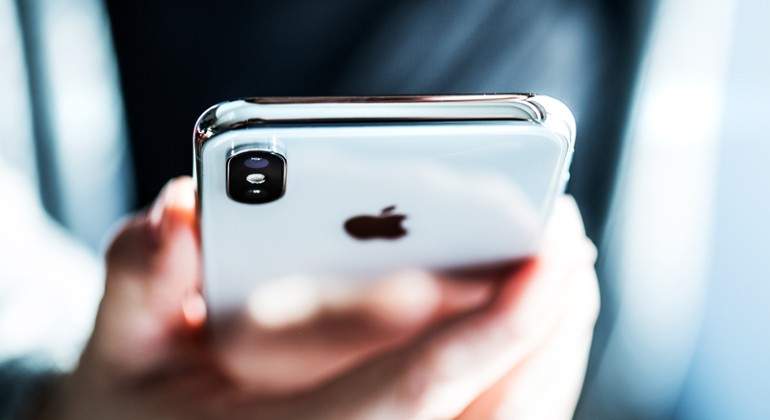 iphone-dreamstime1.jpg
