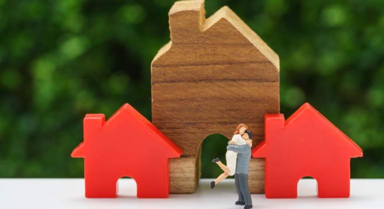 casas-madera-roja-pareja-feliz-dreamstime.jpg