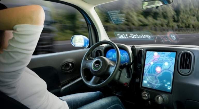 EuropaPress_1446692_conductor_bordo_coche_autonomo-1.jpg