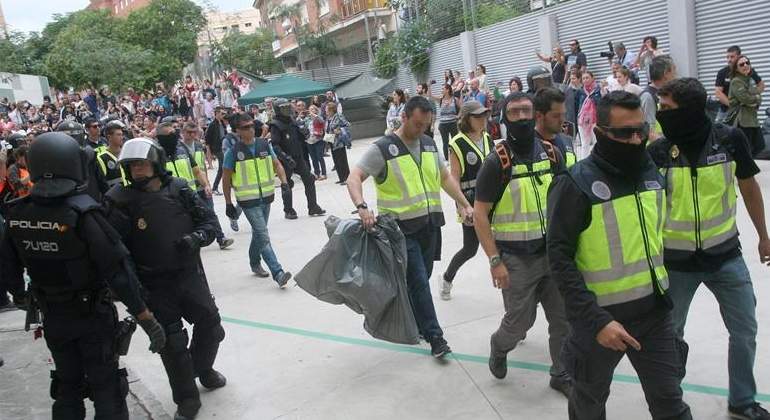 policias-recogen-1octubre-efe.jpg