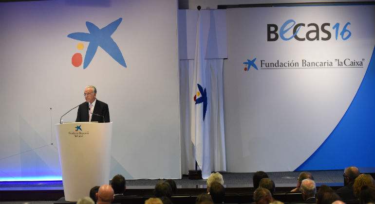 El-presidente-de-Fundacion-Bancaria-la-Caixa-Isidro-Faine-durante-la-entrega-de-becas-de-posgrado-20161111111111.jpg