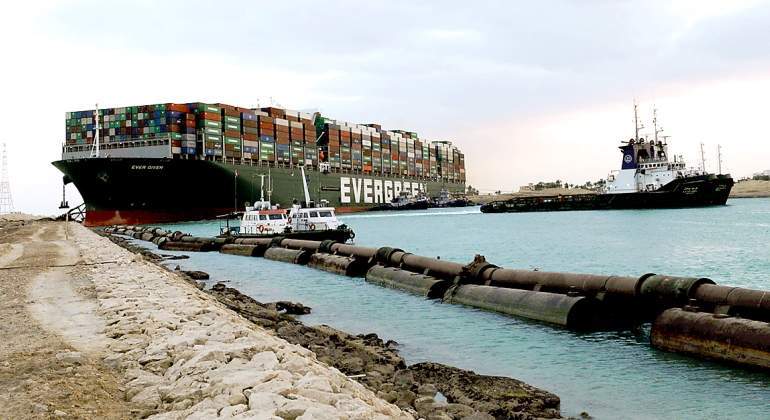 Imagen-Suez-Canal-blocked-a-111153938.jpg