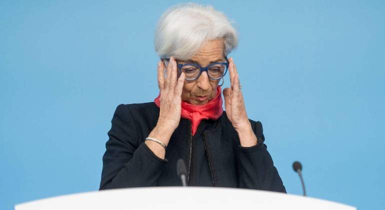 lagarde-mira-abajo-alamy.jpg