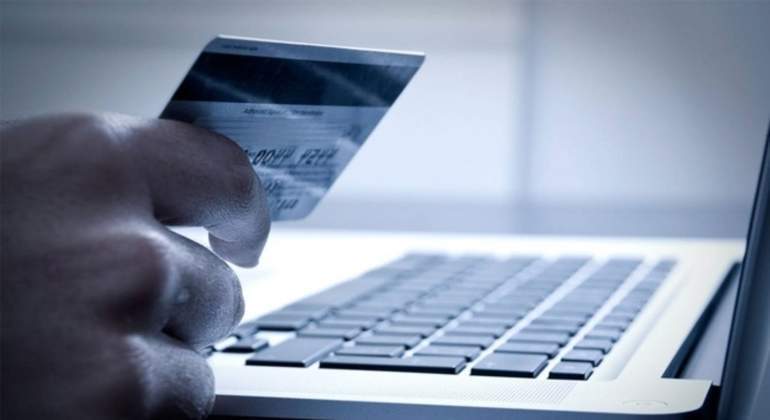 banca-en-linea-computadora-tarjeta-getty-770.jpg