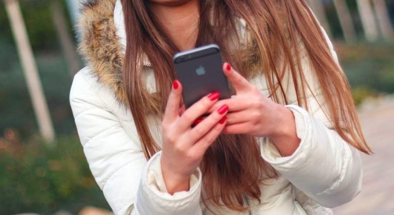 mujer-telefono-manos-770x420-pixabay.jpg