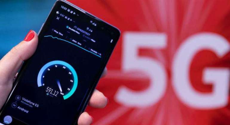 movil-5G-vodafone-mano.jpg