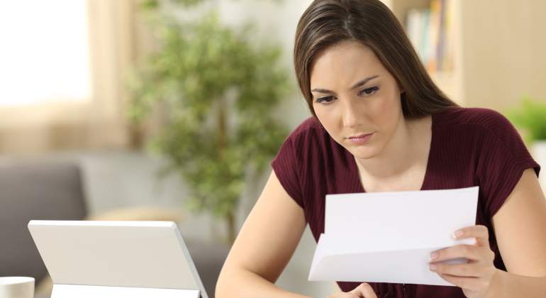 mujer-comprueba-recibo-casa-dreamstime.jpg