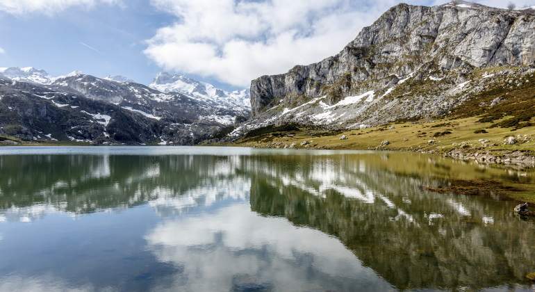 El lago de la Ercina uno de los lagos de Covadonga en Asturias