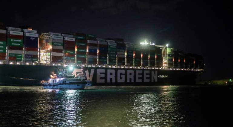 ever-given-noche-suez-reuters.jpg
