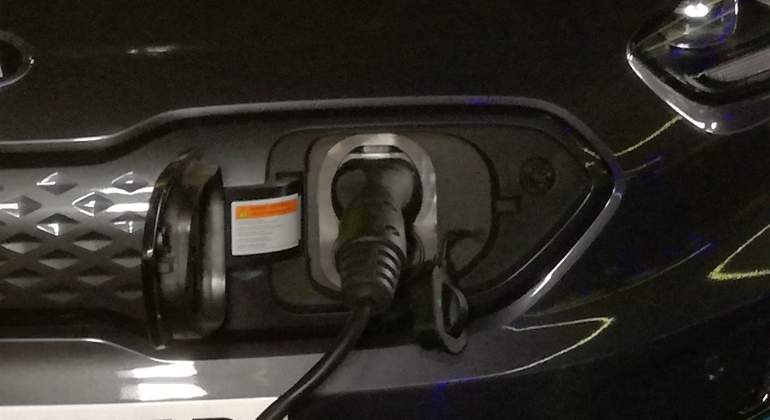 coche-electrico-recargando-KIA.jpg