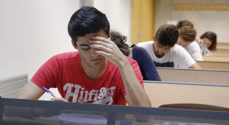 estudiante-en-selectividad.jpg