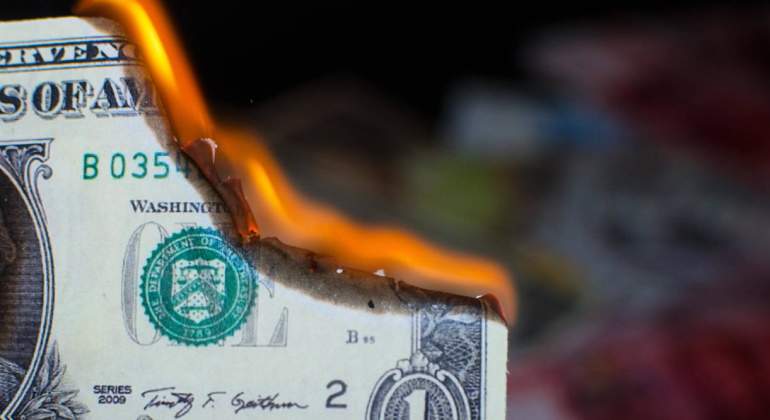 dolar-ardiendo-billete.jpg