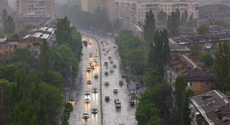 coches-trafico-lluvia-ciudad-dreams.jpg