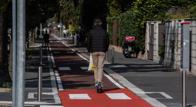 hombre-monta-patinete-getty.jpg