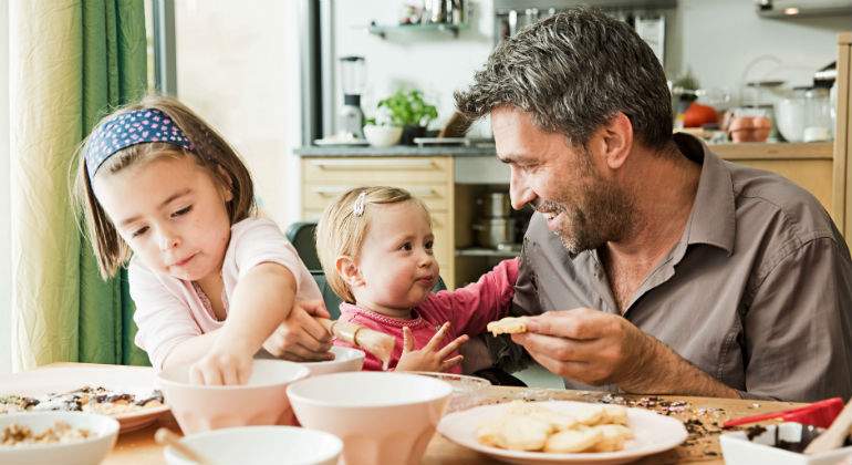 padre-dos-ninos-alamy.jpg