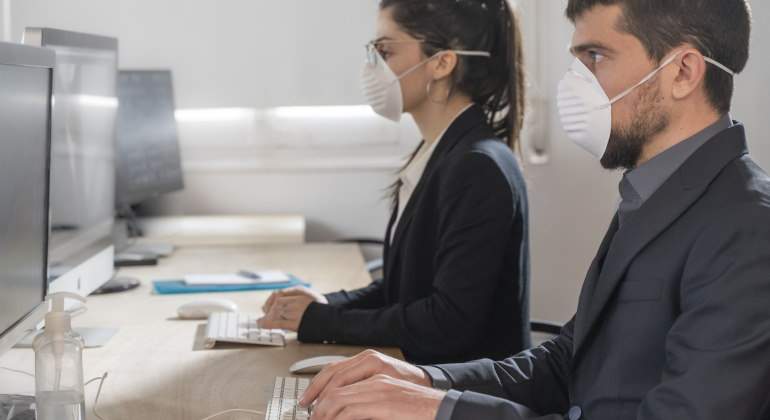 trabajo-companeros-seguridad-proteccion-ordenadores-mascarillas-770-dreamstime.jpg