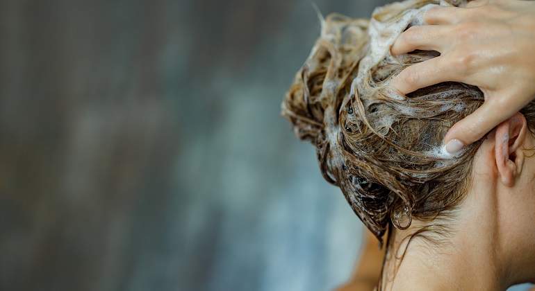 Una-mujer-lavandose-el-cabello-con-jabon-iStock.jpg