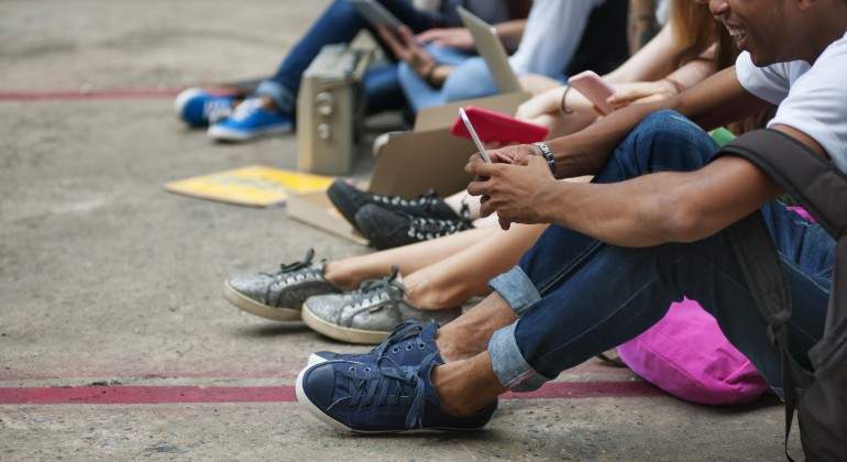jovenes-en-el-suelo.jpg