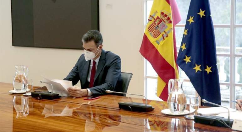 pedro-sanchez-mascarilla-banderas-espana-ue-17diciembre2020-efe-770x420.jpg