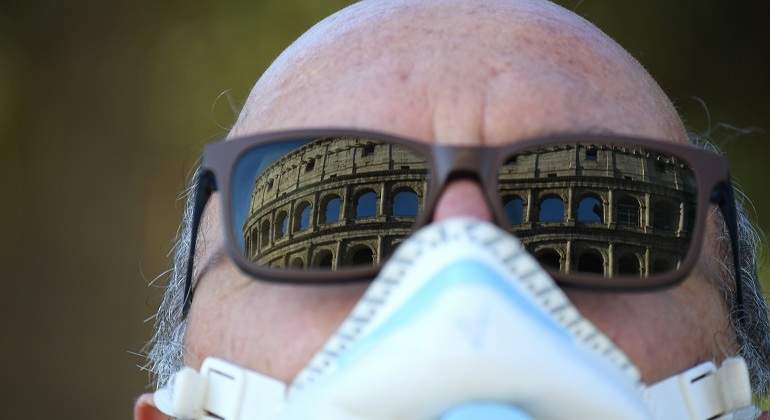 hombre-mascarilla-reflejo-gafas-coliseo-roma-reuters.jpg
