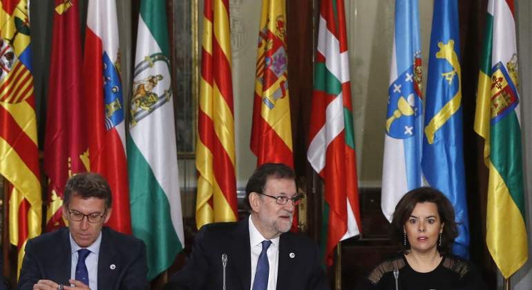 feijoo-rajoy-saenz-conferencia-efe.jpg