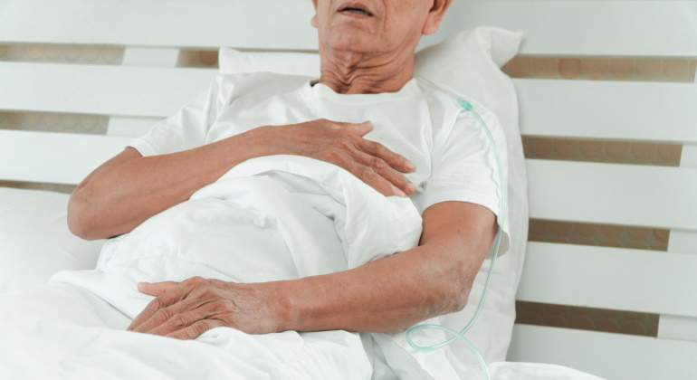 anciano-hospital-covid-dreamstime.jpg