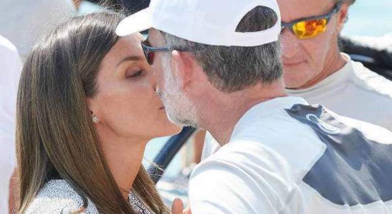 reyes-beso-770-1.jpg