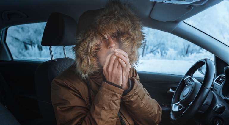 multa-abrigo-coche-invierno-dgt-istock.jpg