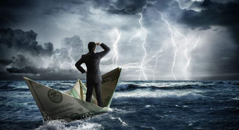 tormenta-mar-hombre-barco-istock-copia.jpg